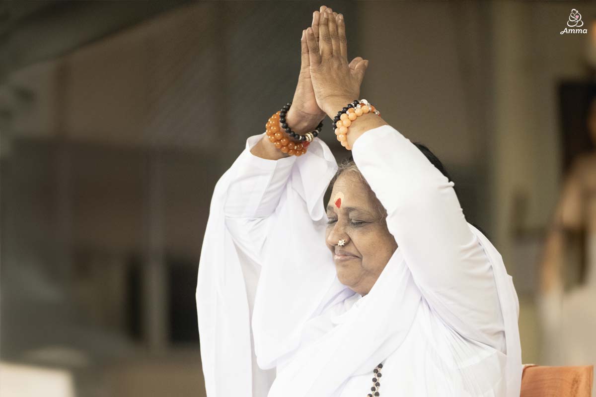 Amma Explains ‘Self-dependence’ as the Goal of Yoga