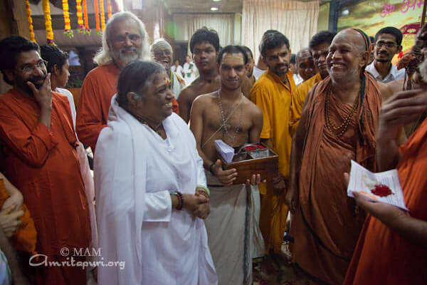 Sankaracharya-of-Kanchi-meets-Amma-01.jpg