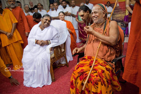 Sankaracharya-of-Kanchi-meets-Amma-02.jpg