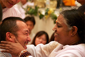 amritayoga.com_Yoga-Talks_Ammas-Compassion-Awakened-the-Innate-Self-Confidence-300x200.png
