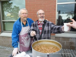 amma volunteers serving food to the needy