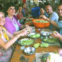 voluntarios ayudando en el ashram amritapuri