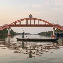 schipper onder Amrita setu bridge