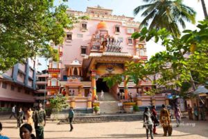 Vue de face du temple principal de l'ashram d'amritapuri