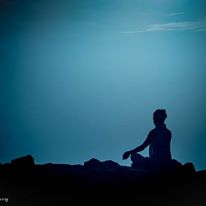 meditation på stranden vid amritapuri ashram